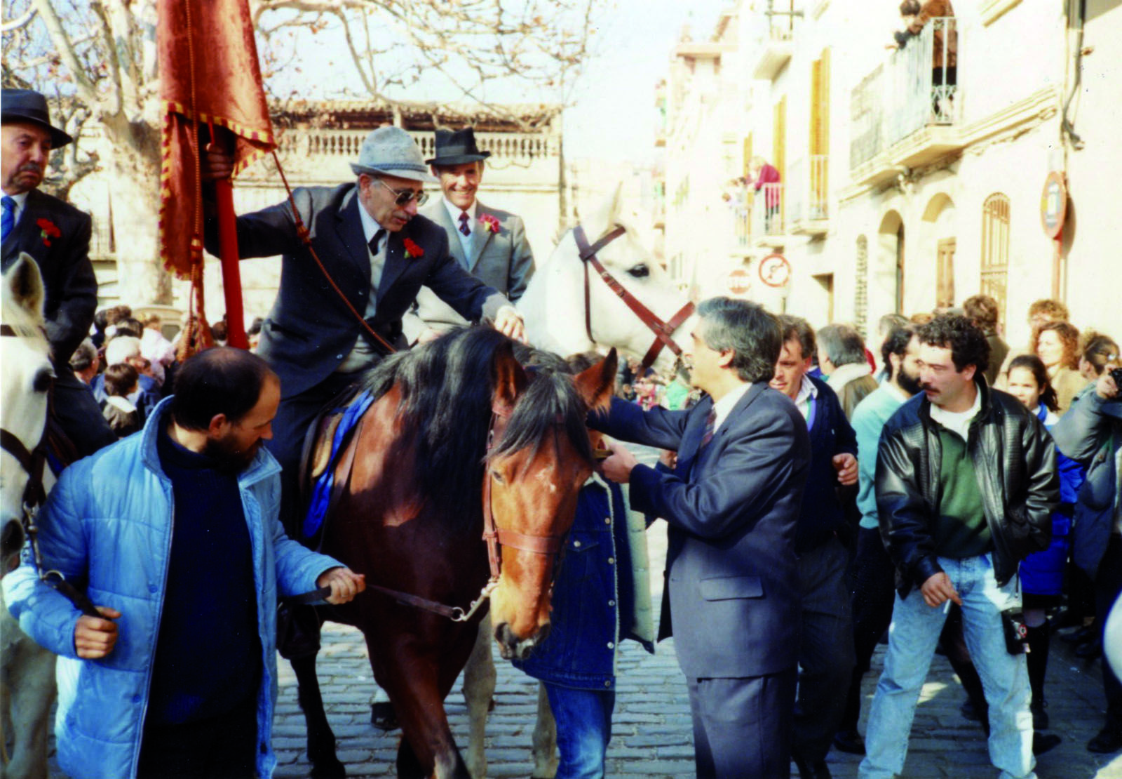 Aimerich saludant als banderers davant l'antic ajuntament (1989). FOTO: Arxiu