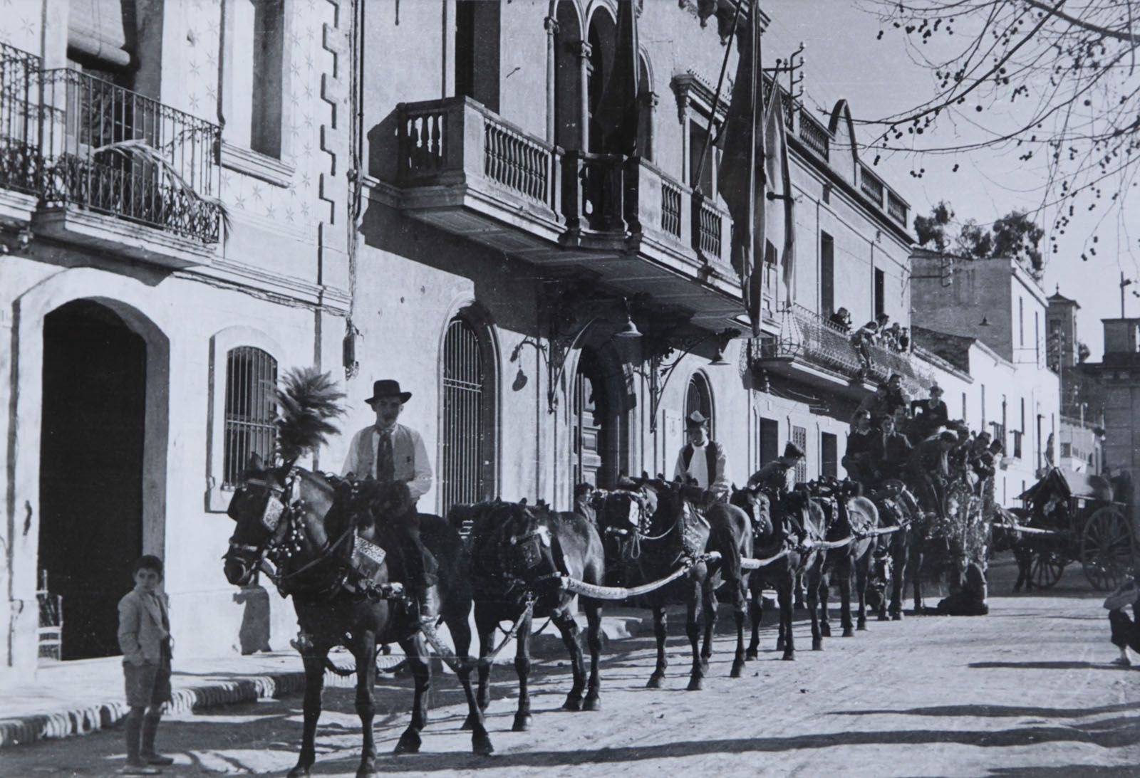 Carruatge davant de l'antic ajuntament a la Plaça de Barcelona. FOTO: Cabanas, anys 50
