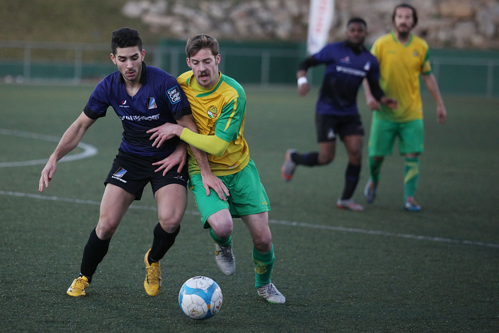 El blau-i-negre Mario en una acció del partit amb el CE Olímpic Can Fatjó. FOTO: Lali Puig