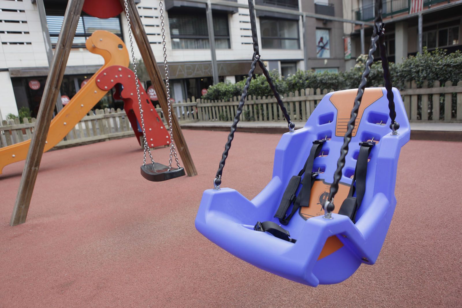 La nova cadireta adaptada a la plaça dels Quatre Cantons. FOTO: Artur Ribera 