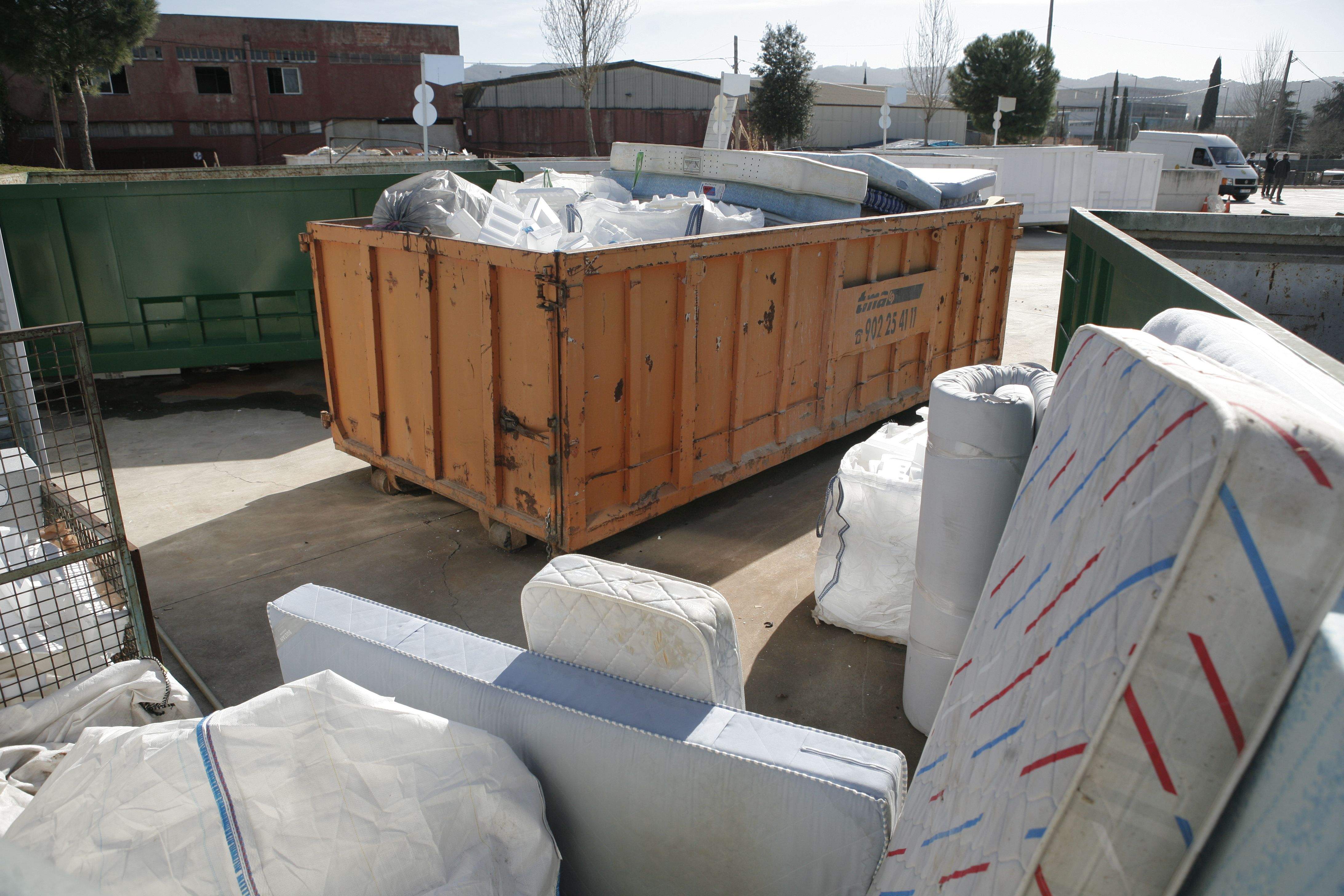 Al Punt Verd del centre arriben diàriament objectes voluminosos. FOTO: Artur Ribera