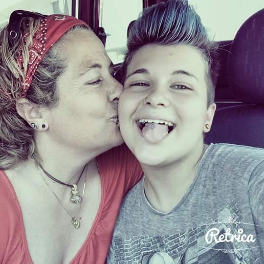 A la dreta Alan amb la seva mare. FOTO: Cedida