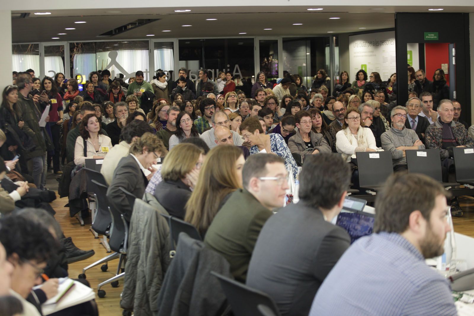 El Ple se celebra amb portes obertes per donar cabuda als membres de les escoles. FOTO: Artur Ribera