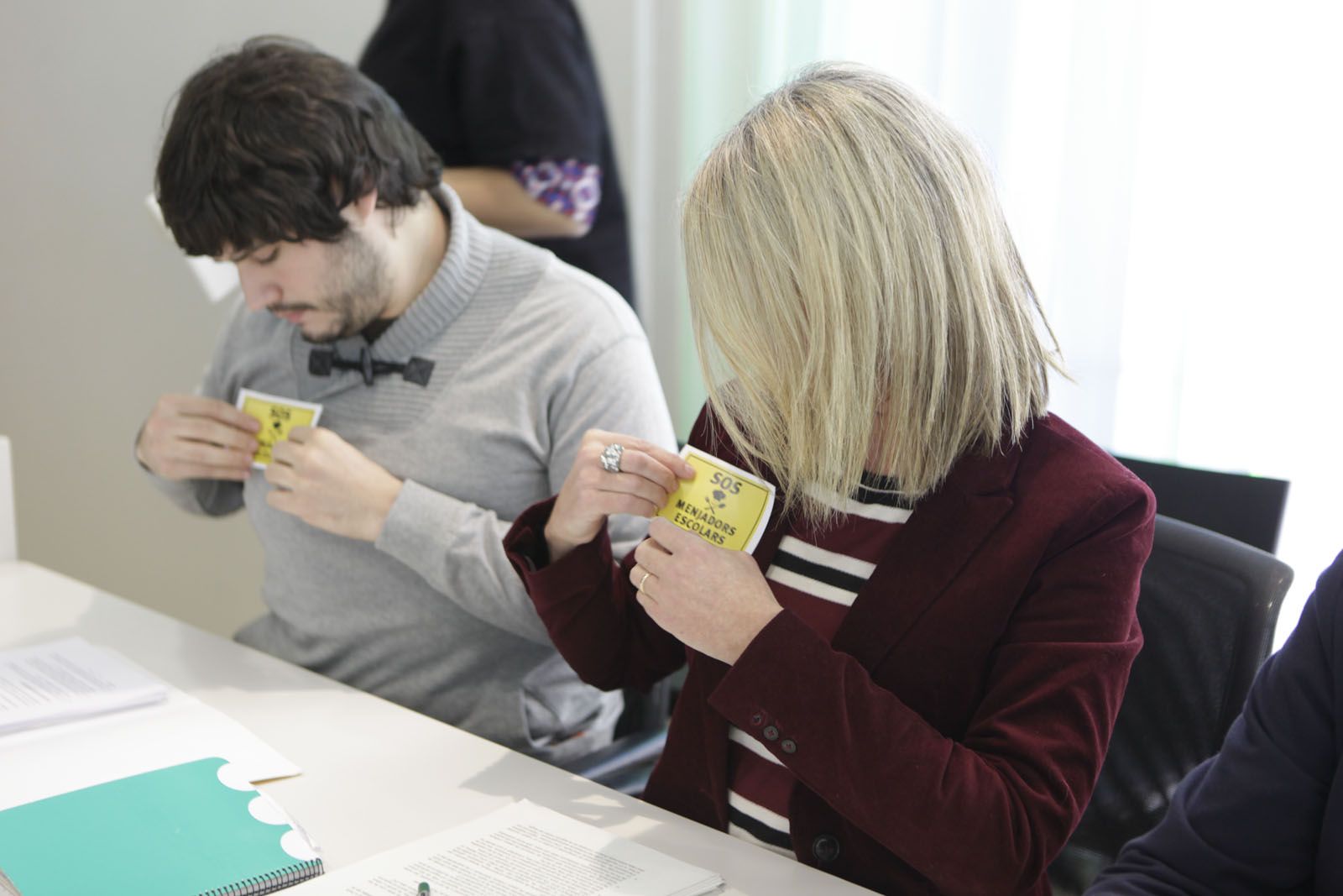 Gómez i Ingla (ERC-MES) posant-se l'enganxina en contra de l'Acord Marc. FOTO: Artur Ribera