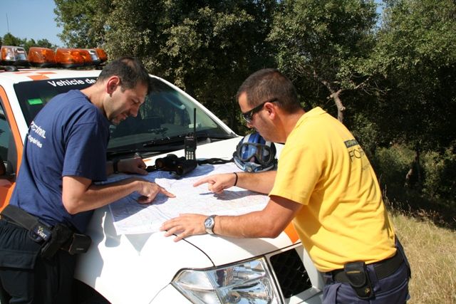 Un membre de Protecció Civil i un dels ADF es coordinen per vigilar la zona forestal. FOTO: Cedida
