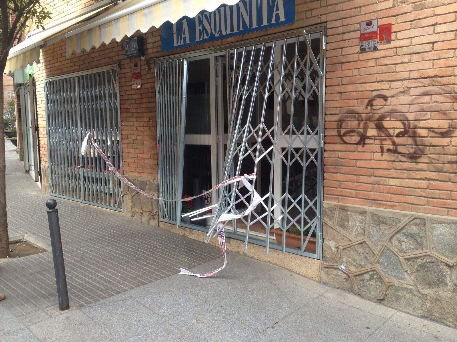 Estat en què ha quedat l'entrada del bar FOTO: Artur Ribera