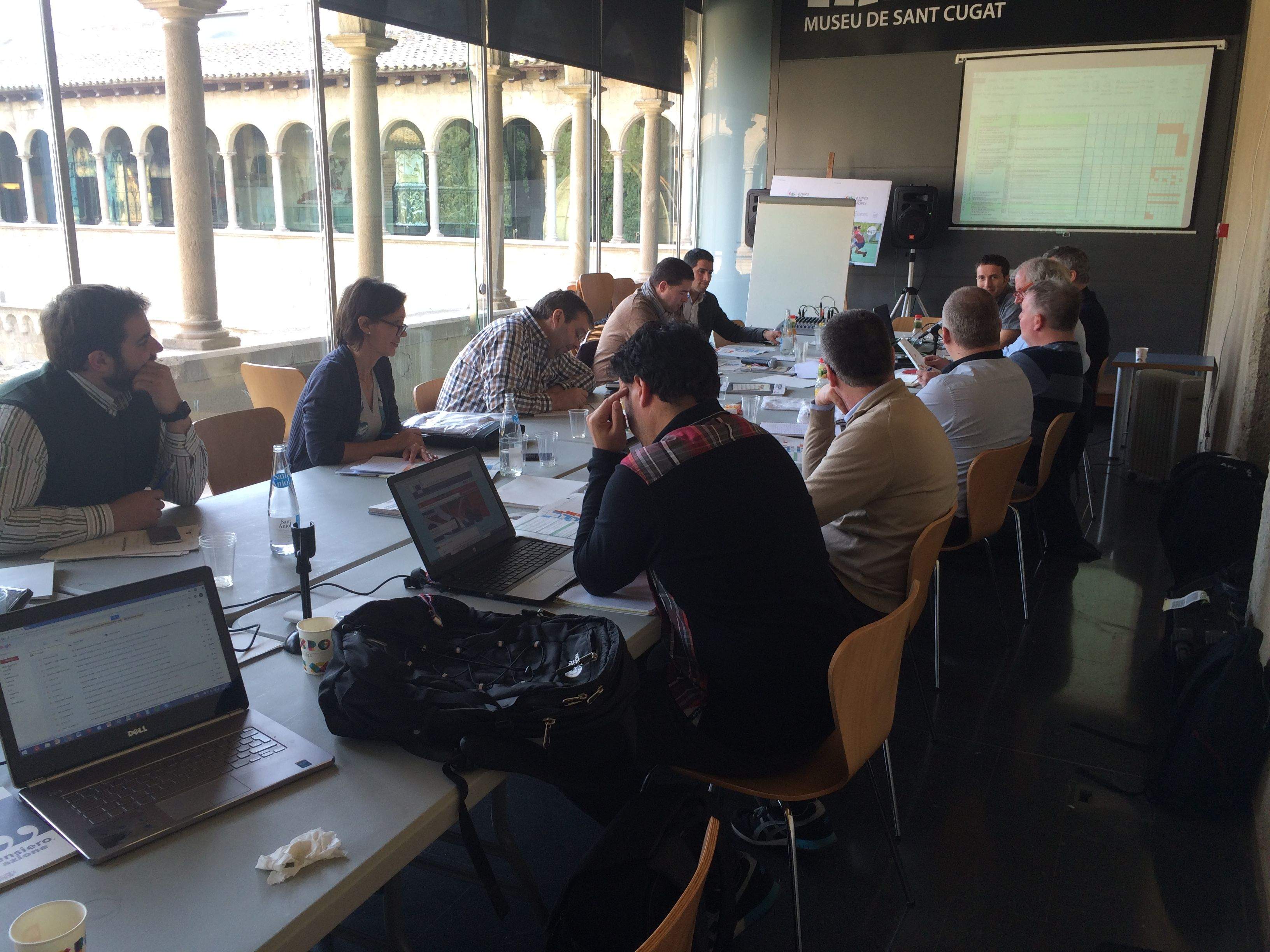 Els set socis del projecte E4S, reunits al claustre del Monestir. FOTO: À. L. P.