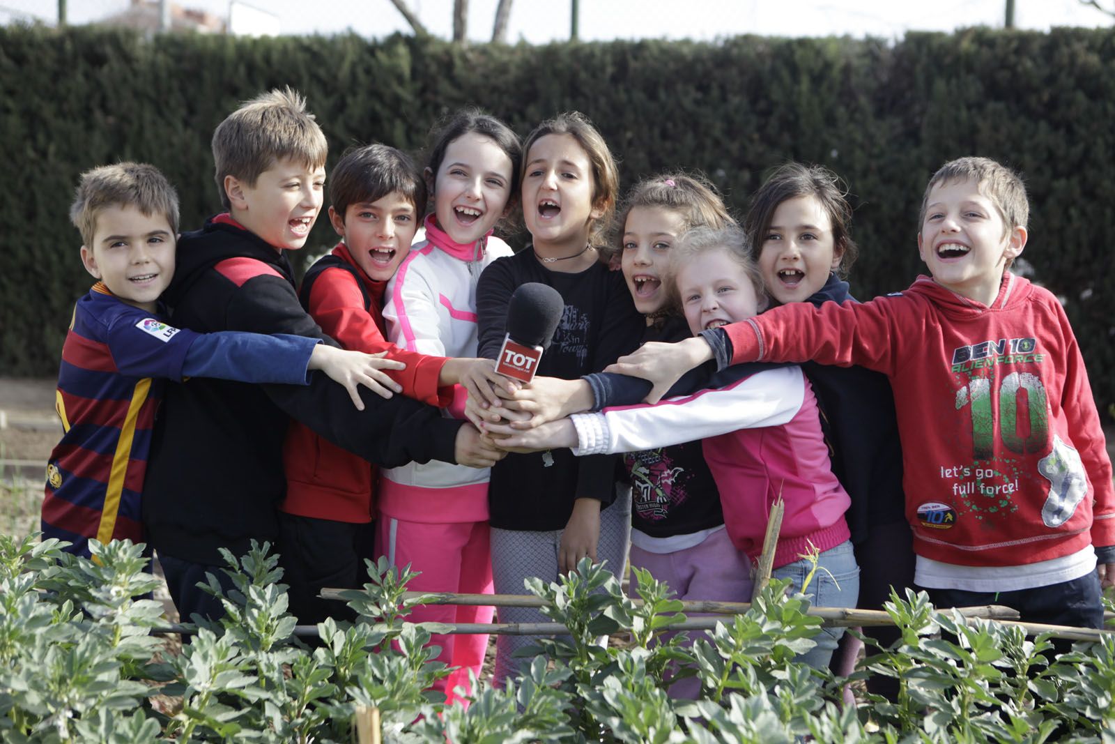 El TOT visita l'hort de l'escola Catalunya. FOTO: Artur Ribera