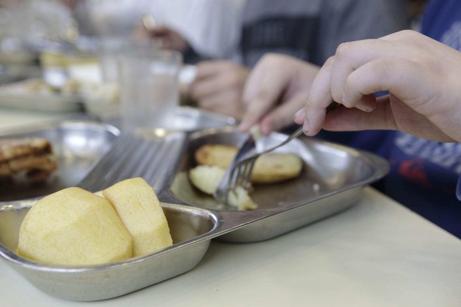 Un infant a un menjador escolar FOTO: Artur Ribera