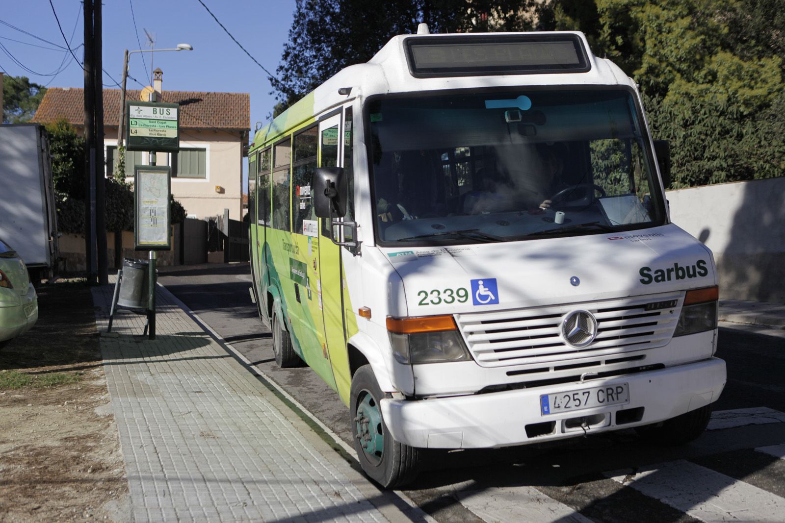 La Floresta disposa d'un bus de barri que connecta el districte amb Valldoreix  FOTO: Artur Ribera