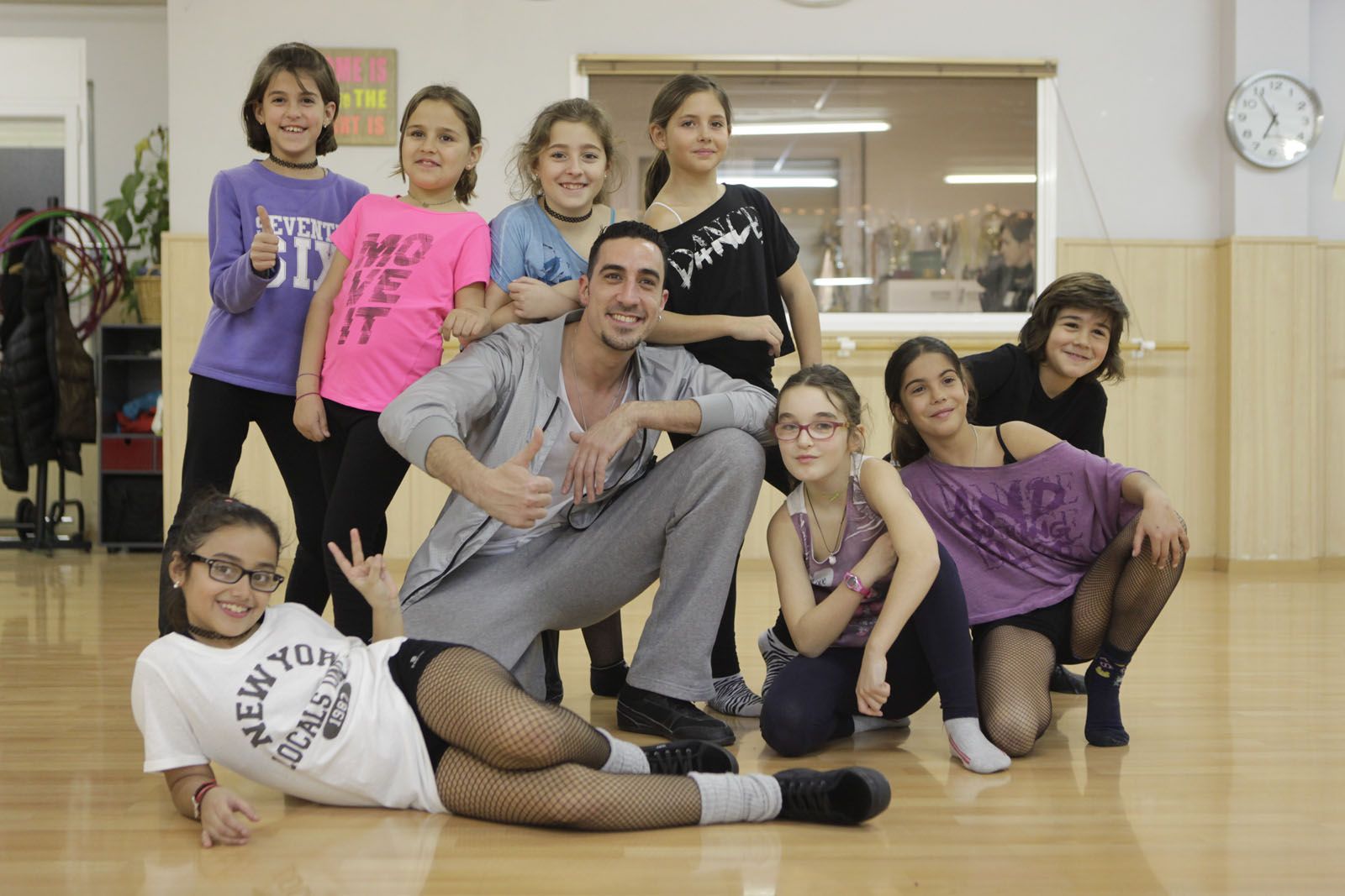 David Curto després d'una classe amb joves ballarines FOTO: Artur Ribera