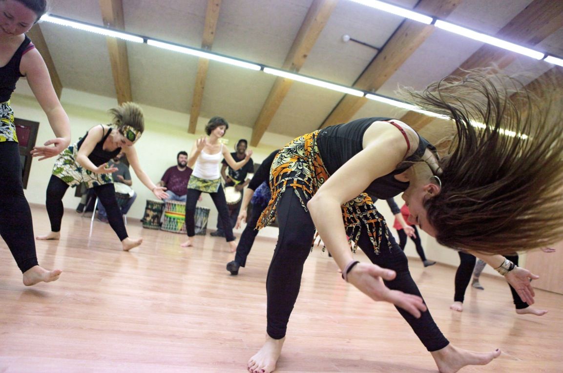 El Casal TorreBlanca acull classes de la dansa africana mandinka amb Miriamba i Paty FOTO: Artur Ribera