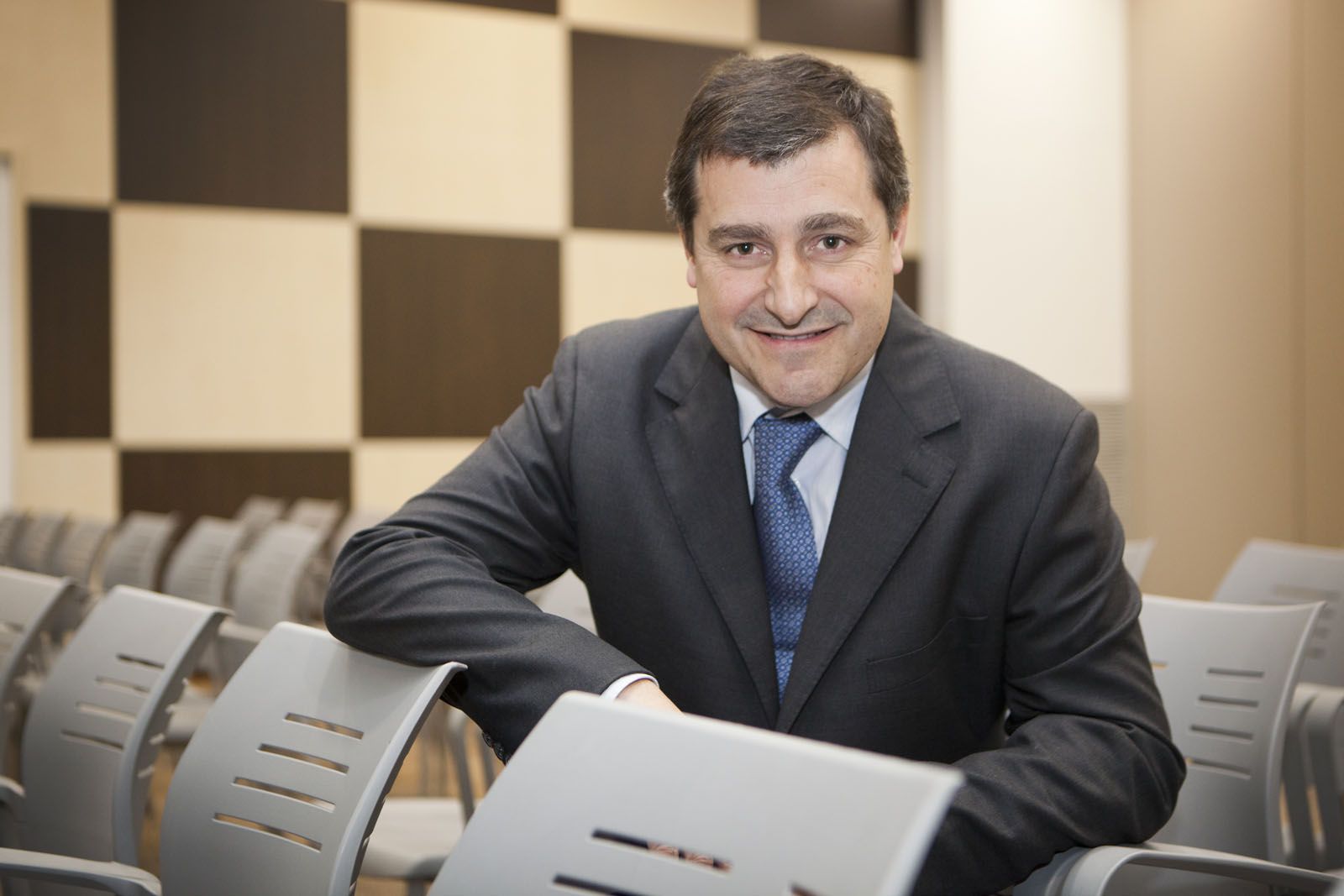 Roca després de la ponència convidat per l'Aula de la Gent Gran de Sant Cugat. FOTO: A. Ribera 