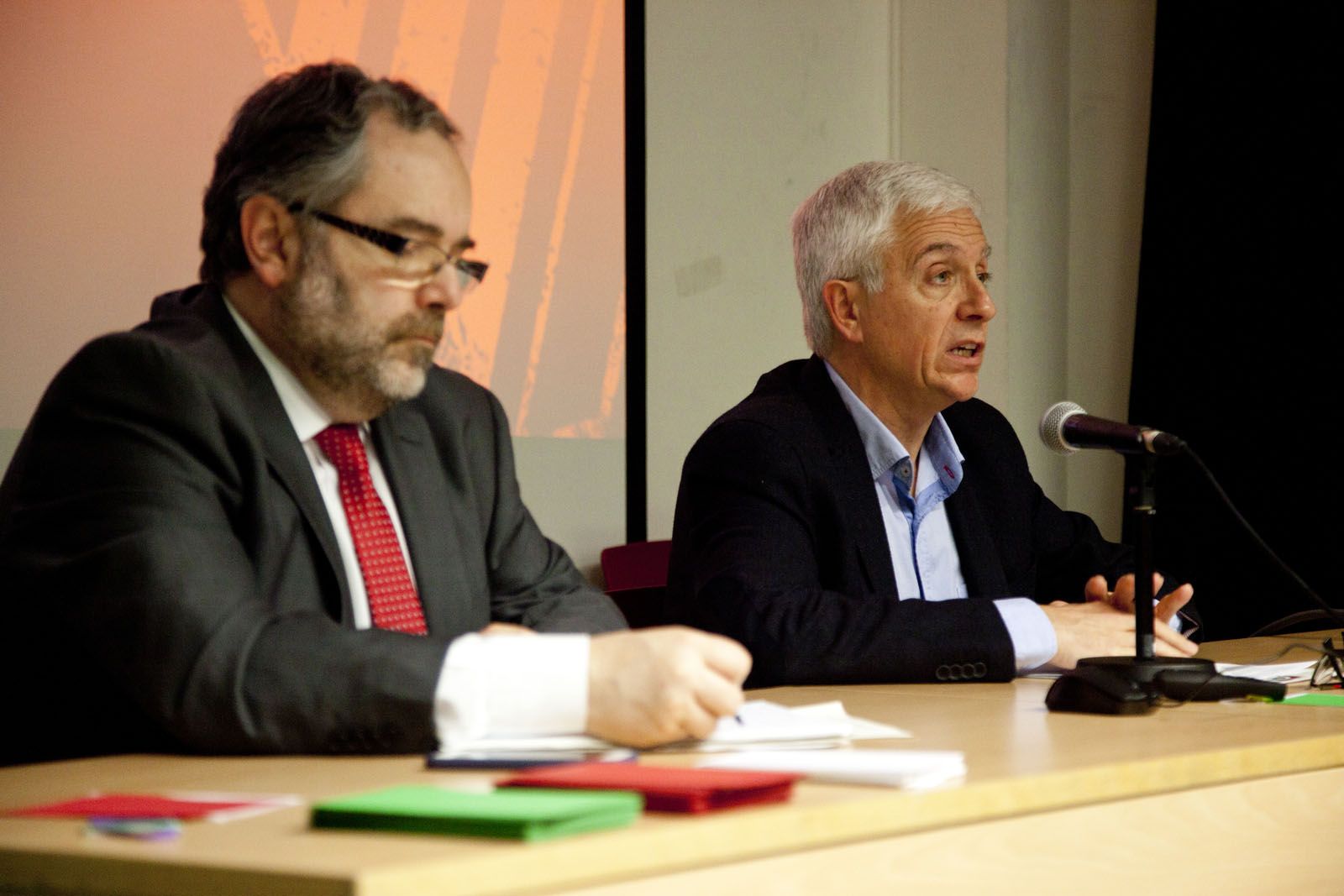 Miquel Garcia i Llorenç Santasusagna durant l'assemblea ordinària de socis FOTO: Lali Puig