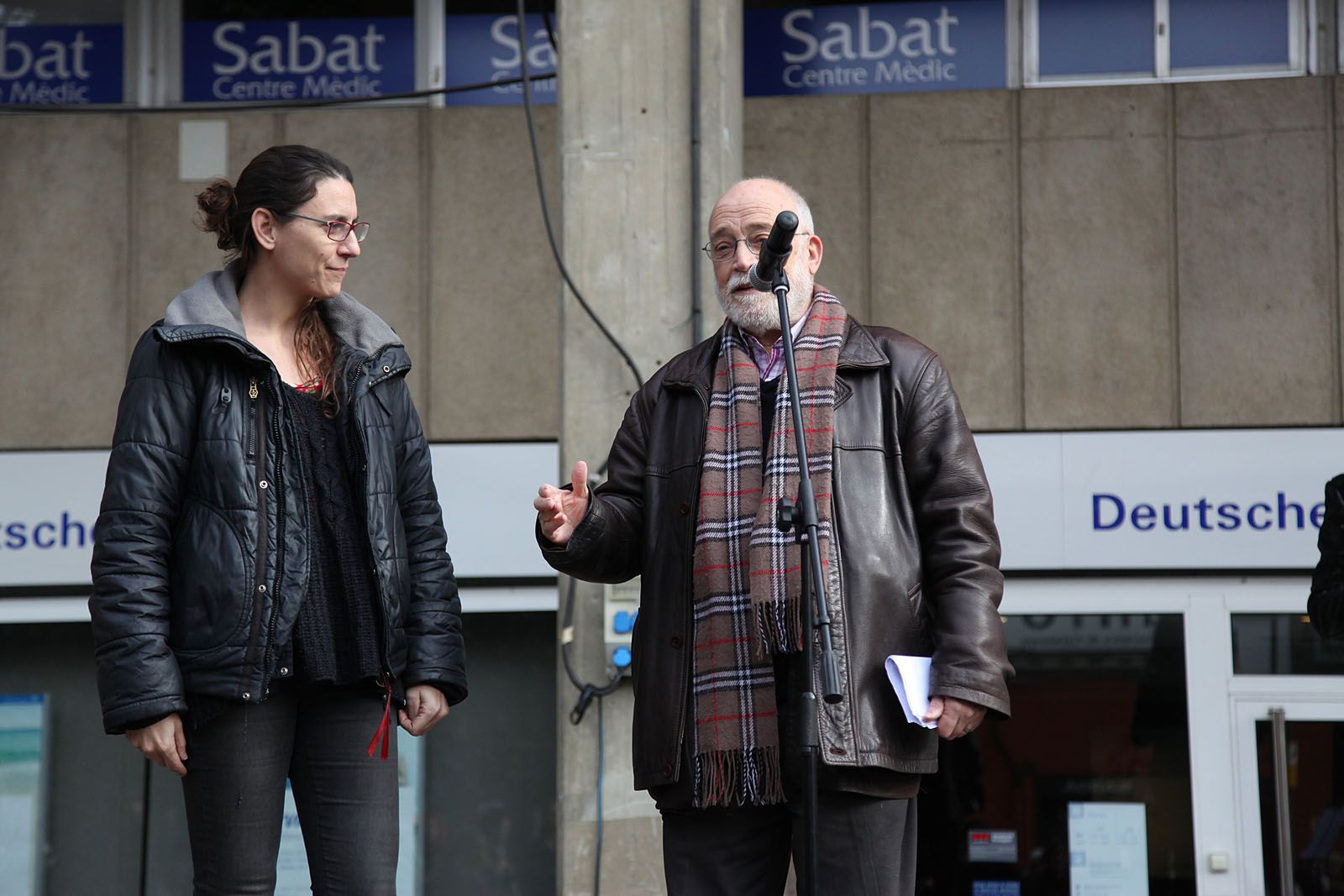 Diada de la No Violència de la Unipau: representació teatral a partir de textos de Carme Karr a la Plaça dels Quatre Cantons. FOTOS: Lali Puig