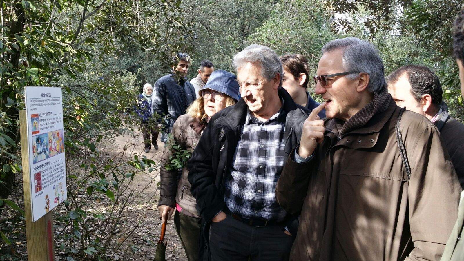 L'itinerari consta de diversos plafons amb fragments de contes FOTO: Localpres 