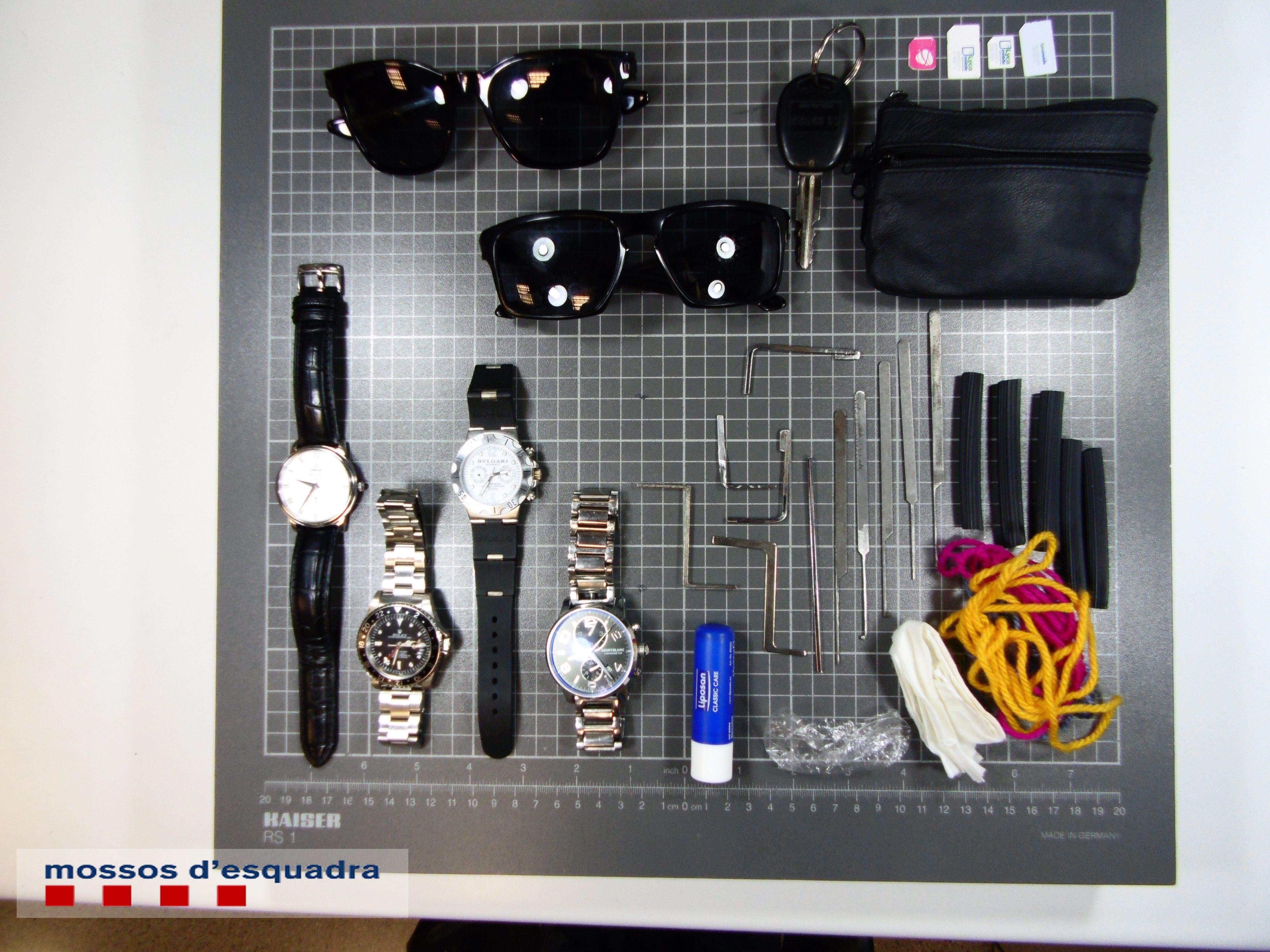 Alguns dels objectes de què disposaven els presumptes lladres FOTO: Artur Ribera