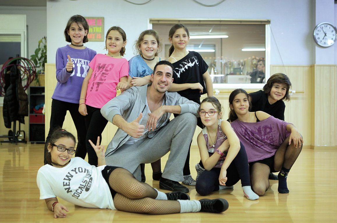 Daniel Curto en finalitzar una classe amb les seves alumnes FOTO: Artur Ribera