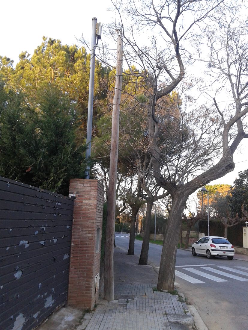 Hi ha pals que ja no porten cables però destorben el pas. FOTO: Carlos Gavaldà