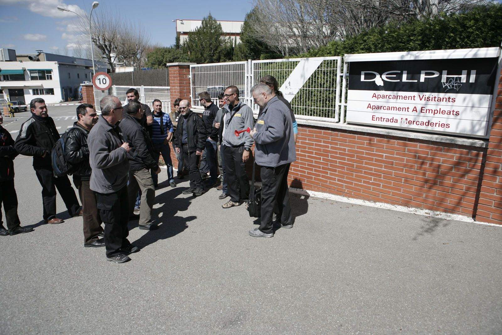 Treballadors de Delphi a les portes de la planta de Sant Cugat FOTO: Artur Ribera