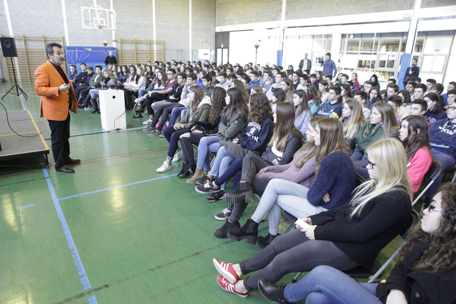 L'economista durant la ponència amb uns 200 alumnes. FOTO: Artur Ribera 
