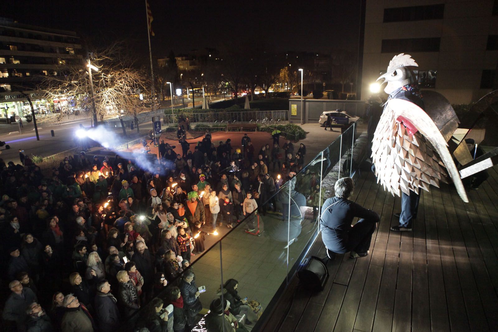 El poble para atenció a les seves paraules FOTO: Artur Ribera