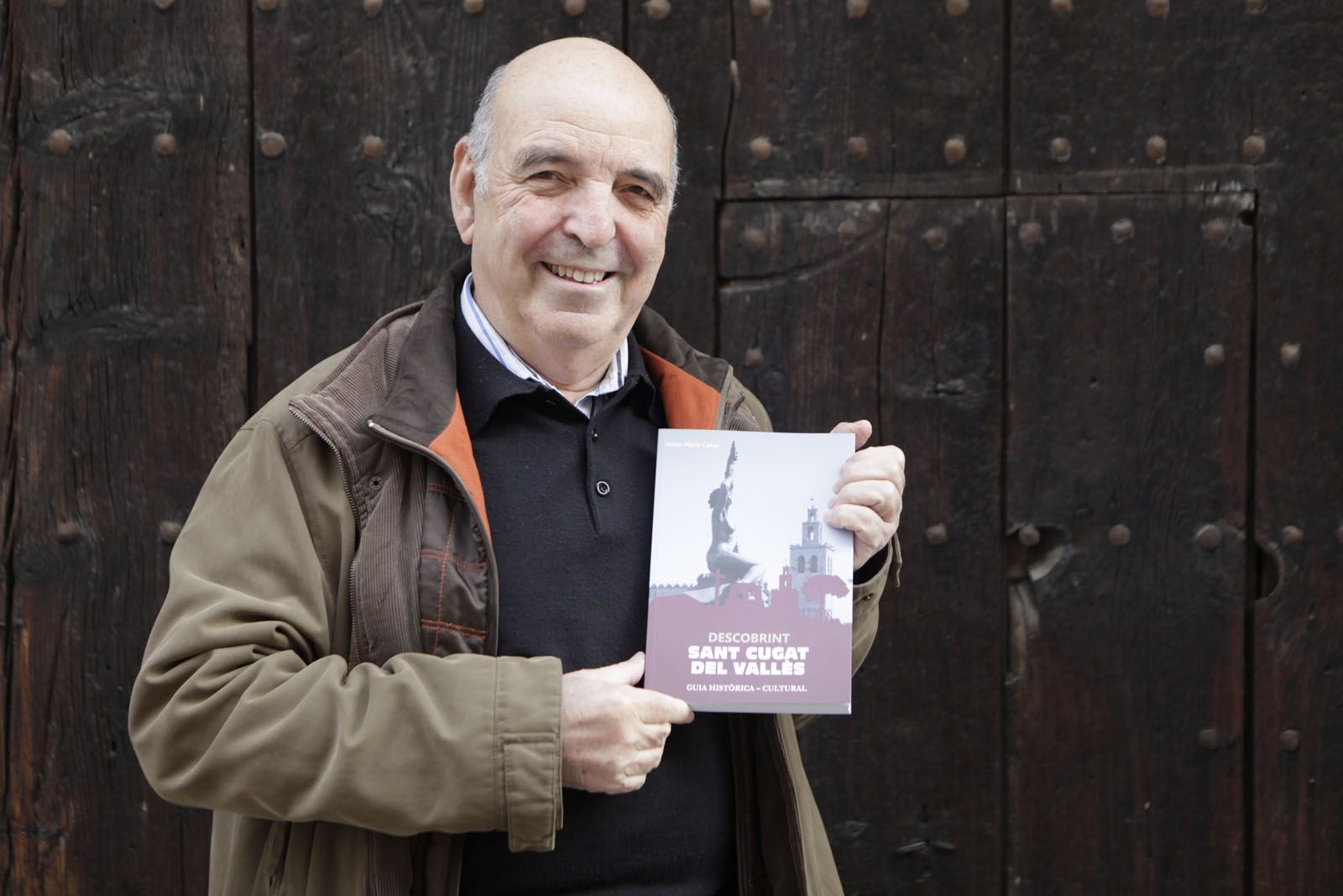 Josep Maria Casas amb el seu darrer llibre FOTO: Artur Ribera