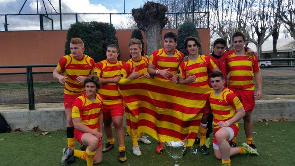 Els vuit jugadors del Club de Rugby Sant Cugat, campions amb la selecció catalana sub-18 FOTO: @PerePau1