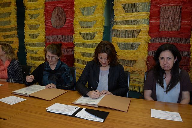 L'alcaldessa de Sant Cugat i la directora de la Fundació Friends han signat el conveni de col·laboració FOTO: Localpres