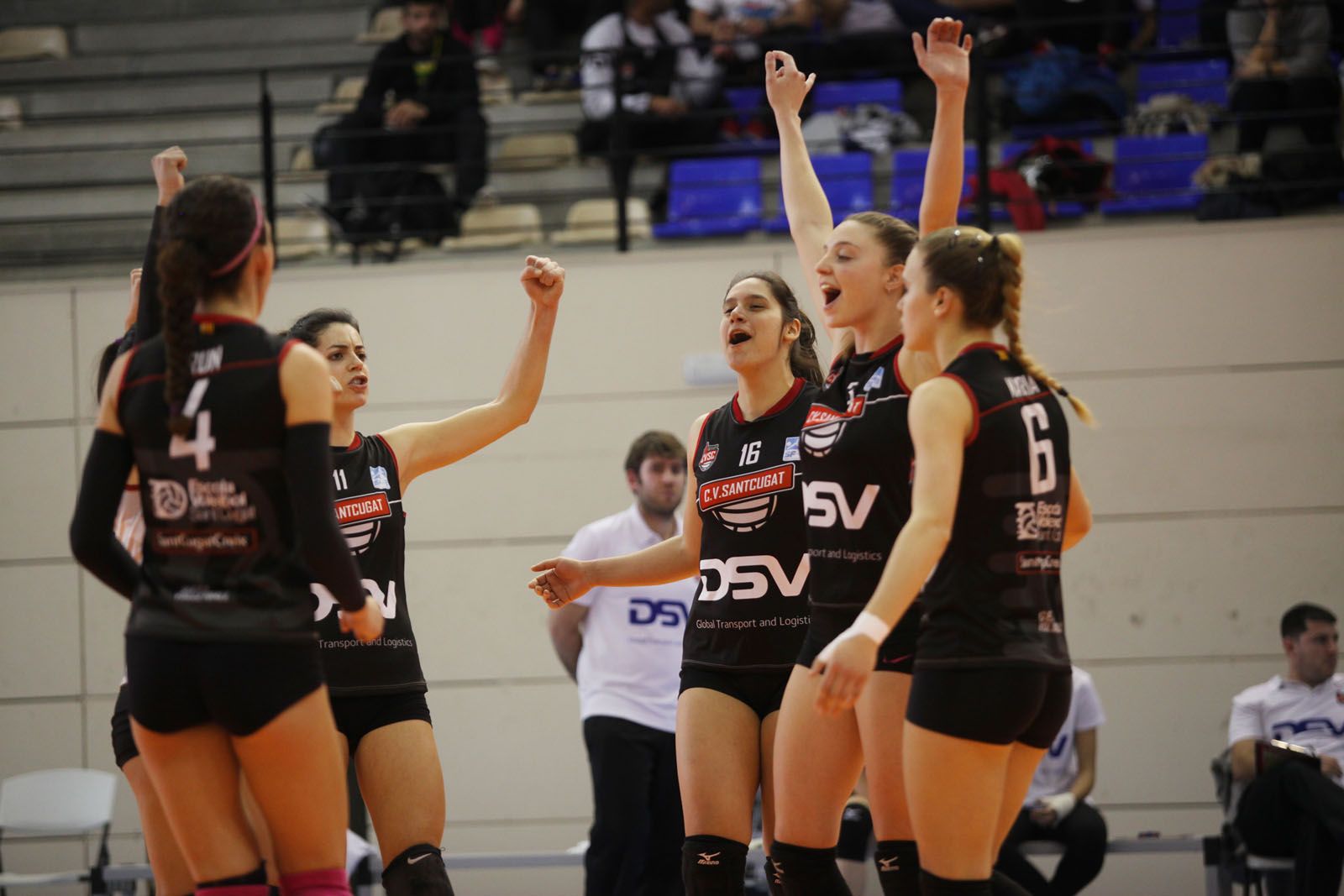 Les jugadores del DSV CV Sant Cugat celebren el triomf FOTO: Lali Puig