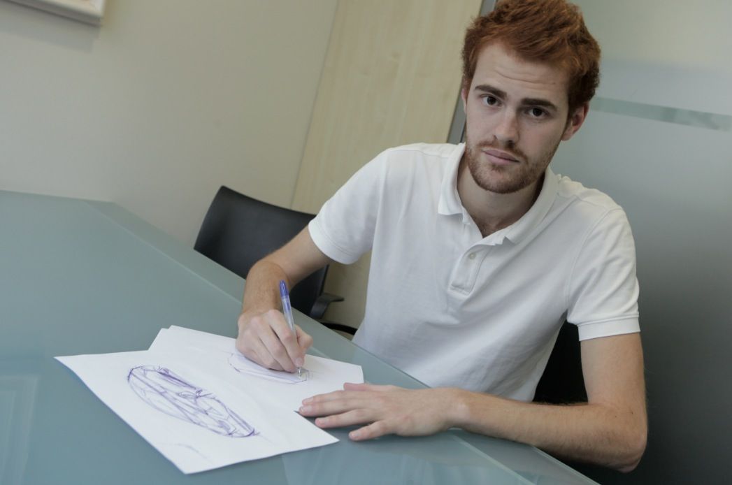 Jan Freixa pintant durant l'entrevista FOTO: Artur Ribera