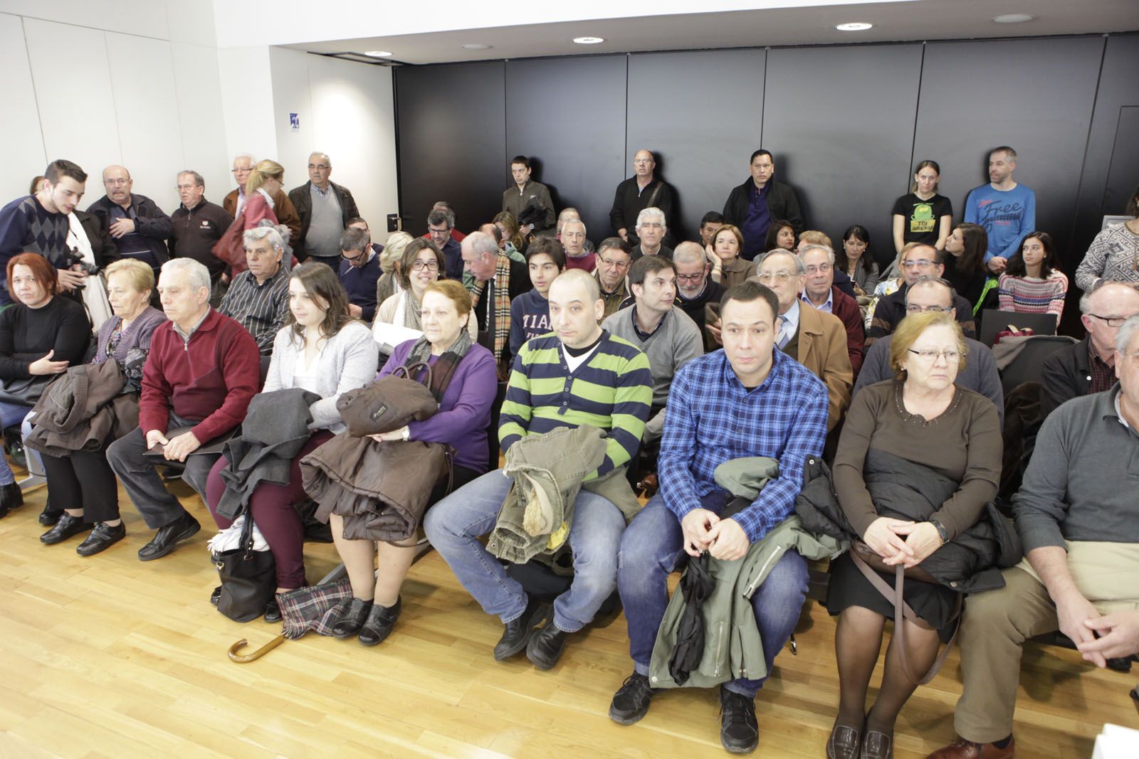 Familiars i amics d'Alfonso Guisado, un dels impulsors d'aquest agermanament, assistien al Ple on s'aprovà l'agermanament  FOTO: Artur Ribera