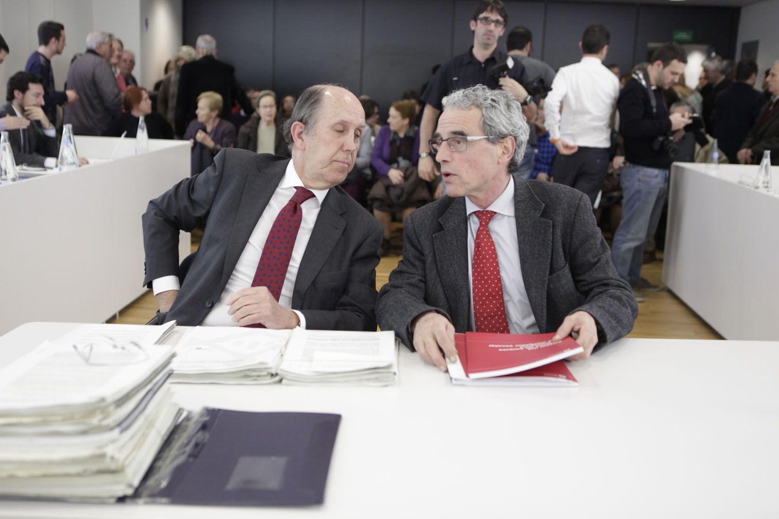 El secretari municipal i l'interventor, dues figures indispensables per celebrar els plens FOTO: Artur Ribera