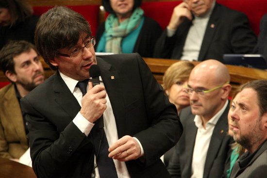El president de Catalunya, Carles Puigdemont, durant la seva intervenció, amb Romeva escoltant FOTO: ACN
