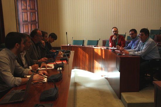 Treballadors de Delphi durant la reunió mantinguda amb els representants polítics del Parlament de Catalunya FOTO: ACN