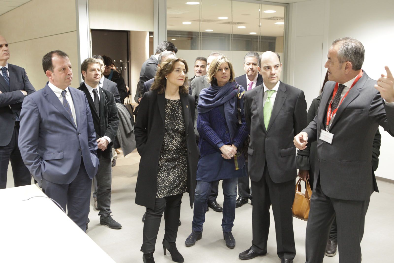  Els representants de Mapfre amb els representants polítics de Sant Cugat visitant les instal·lacions FOTO: Artur Ribera