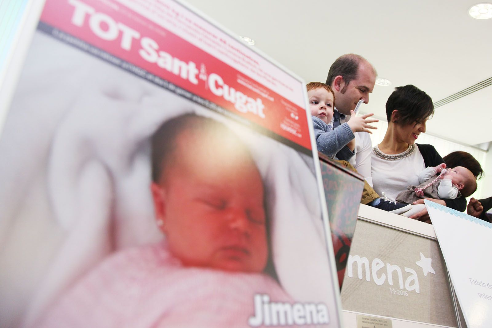 Jimena, la primera santcugatenca nascuda el 2016, portada de col.leccionista del TOT Sant Cugat. FOTO: Lali Puig