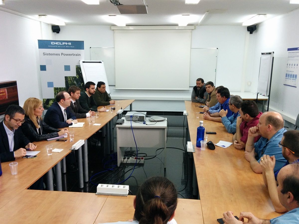 Representants socialistes, entre ells el portaveu a Sant Cugat, Pere Soler, s'han trobat amb treballadors de Delphi FOTO: Cedida