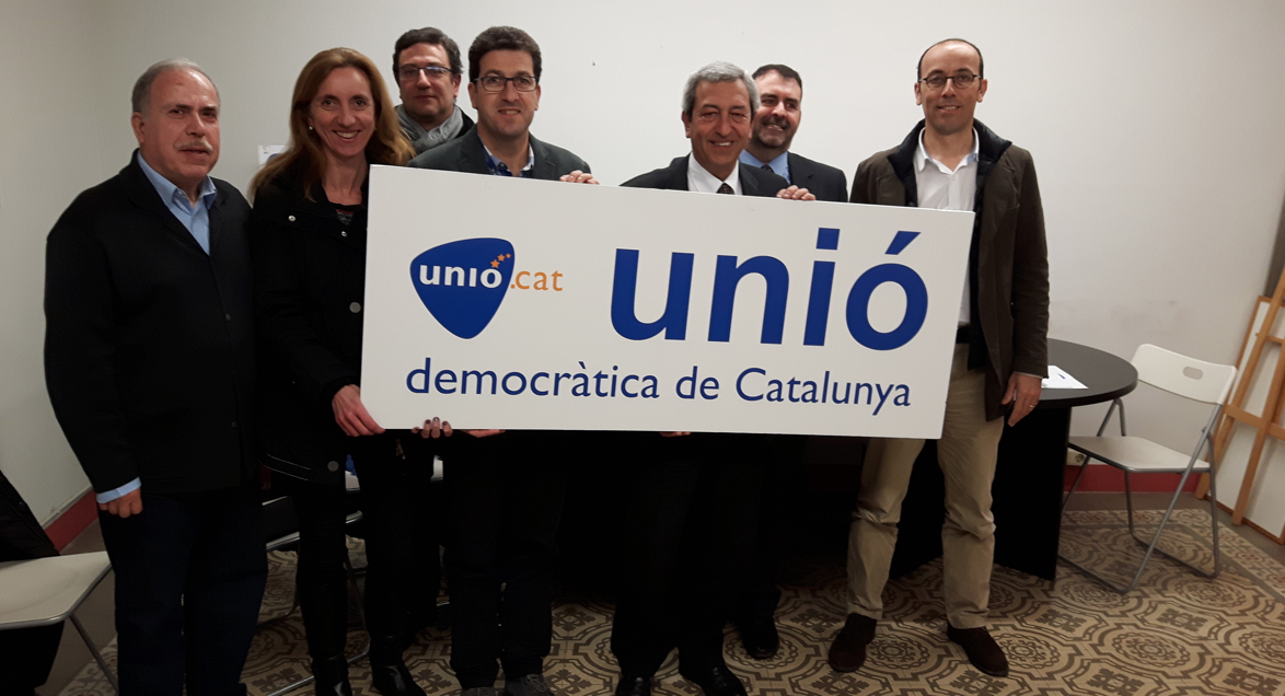 La nova executiva d'Unió a Sant Cugat, presidida per Xavier Cortés (sobre el logo del partit) FOTO: Cedida