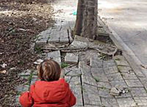 Una de les voreres en mal estat. FOTO: Manel Cervantes