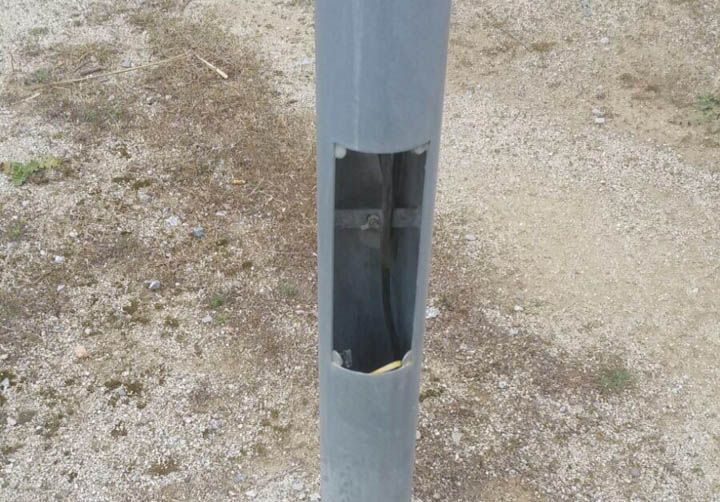 El fanal obert amb els cables al descobert. FOTO: Cedida