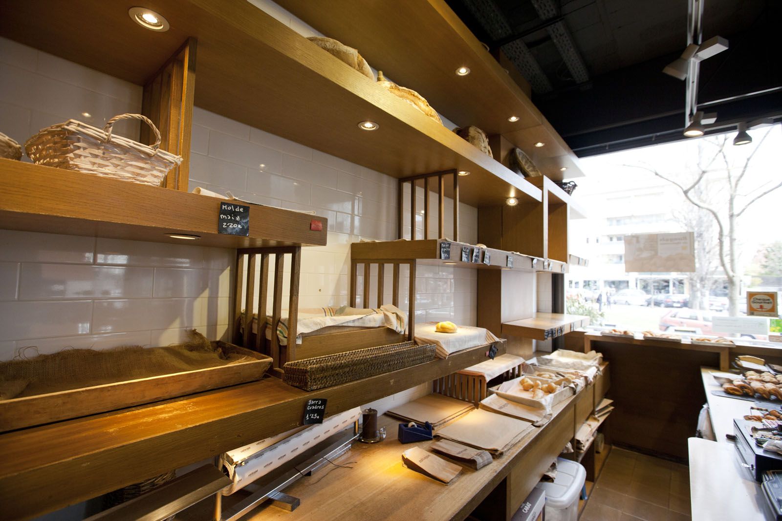 Les estanteries dels forns estan visiblement buides FOTO: Lali Puig