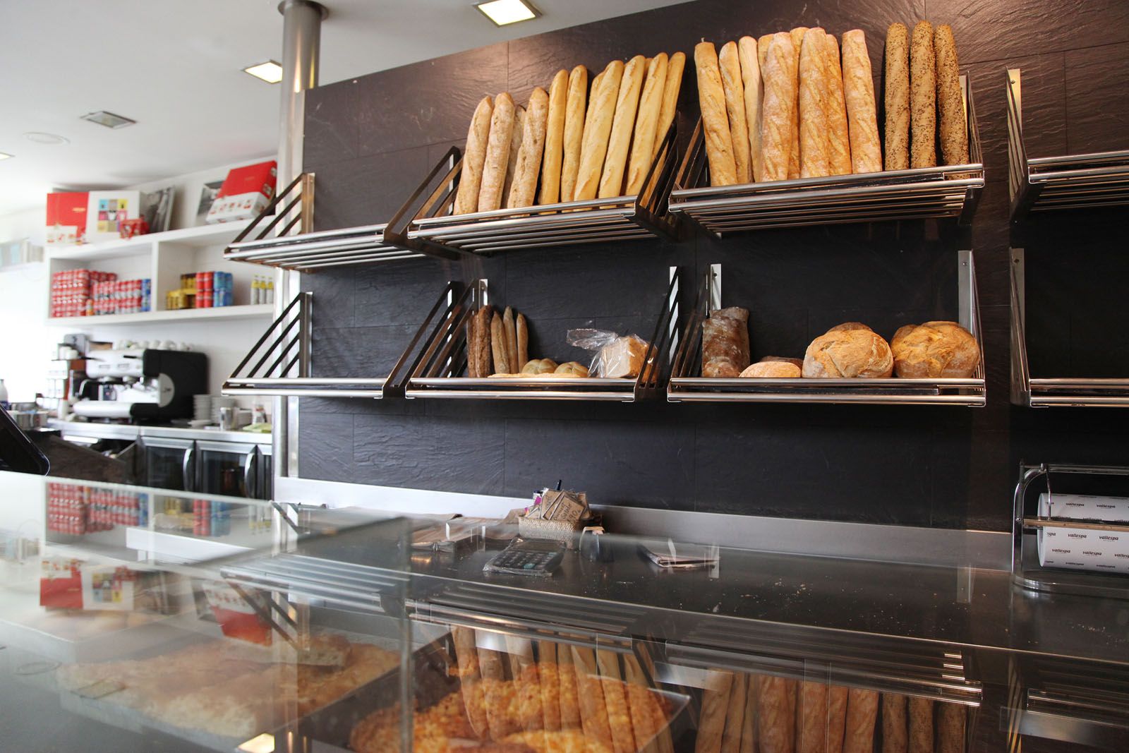 Els forns, com el de la rambla del Celler, tenien pa aquest dissabte FOTO: Lali Puig