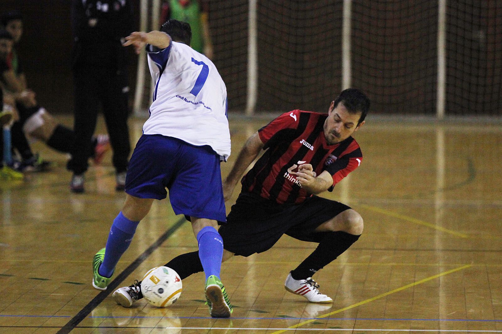 Borrego i Jordi Savé en una jugada del partit FOTO: Lali Puig