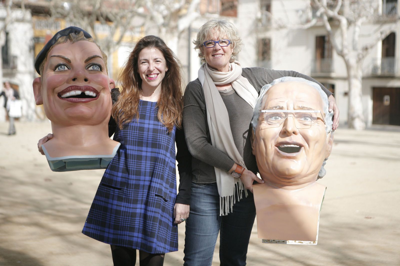 Igual amb un dels capgrossos i Ochoa amb un caparrot FOTO: Artur Ribera