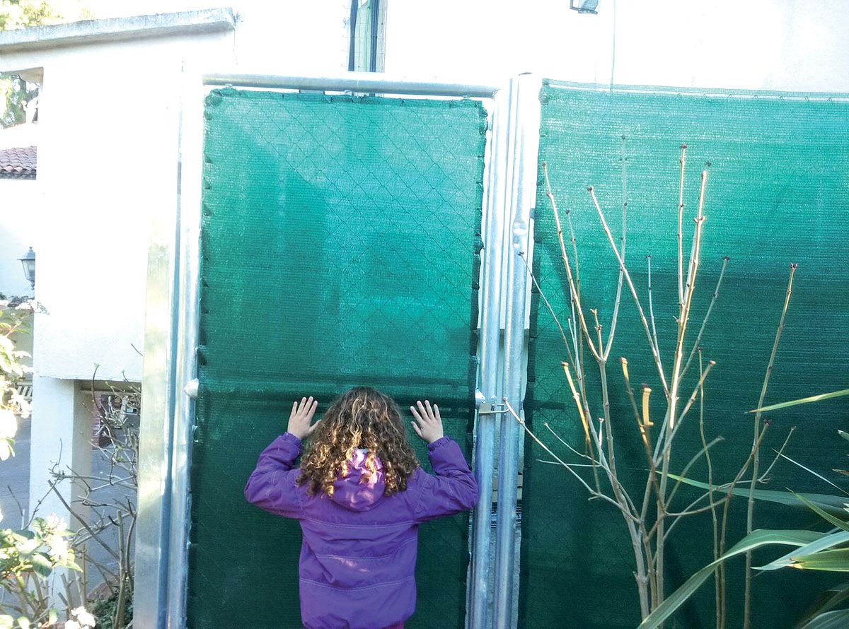 Una nena del Grup Escolta Bellaterra mira encuriosida la nova instal·lació   FOTO: Joan Roy Sunyer