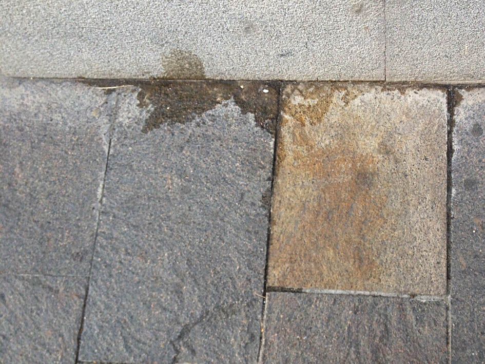 Les pixades a la paret del centre de Sant Cugat. FOTO: Cedida