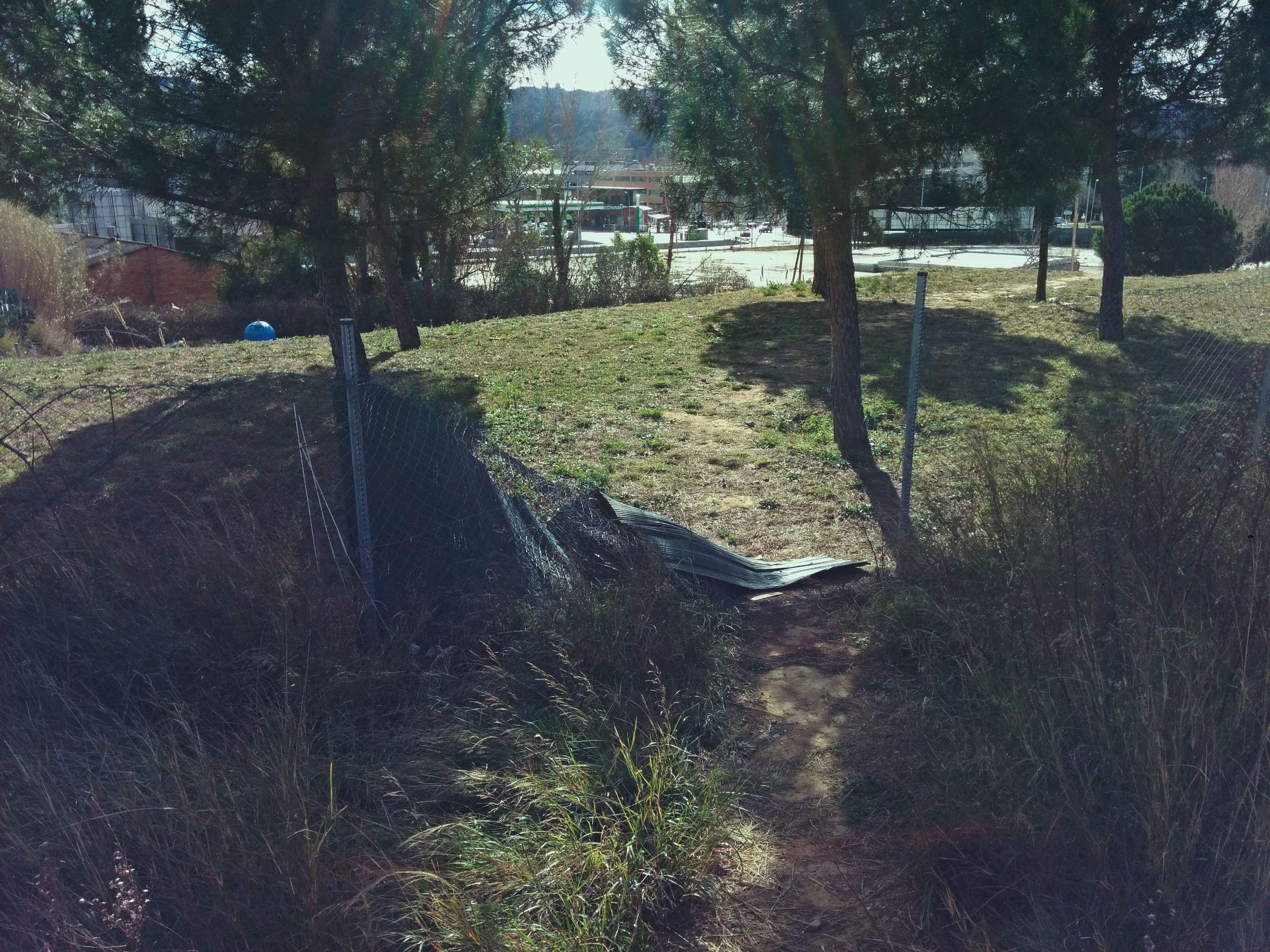 La tanca que trenquen els lladres per entrar al Punt Verd de Can Magí FOTO: PSC