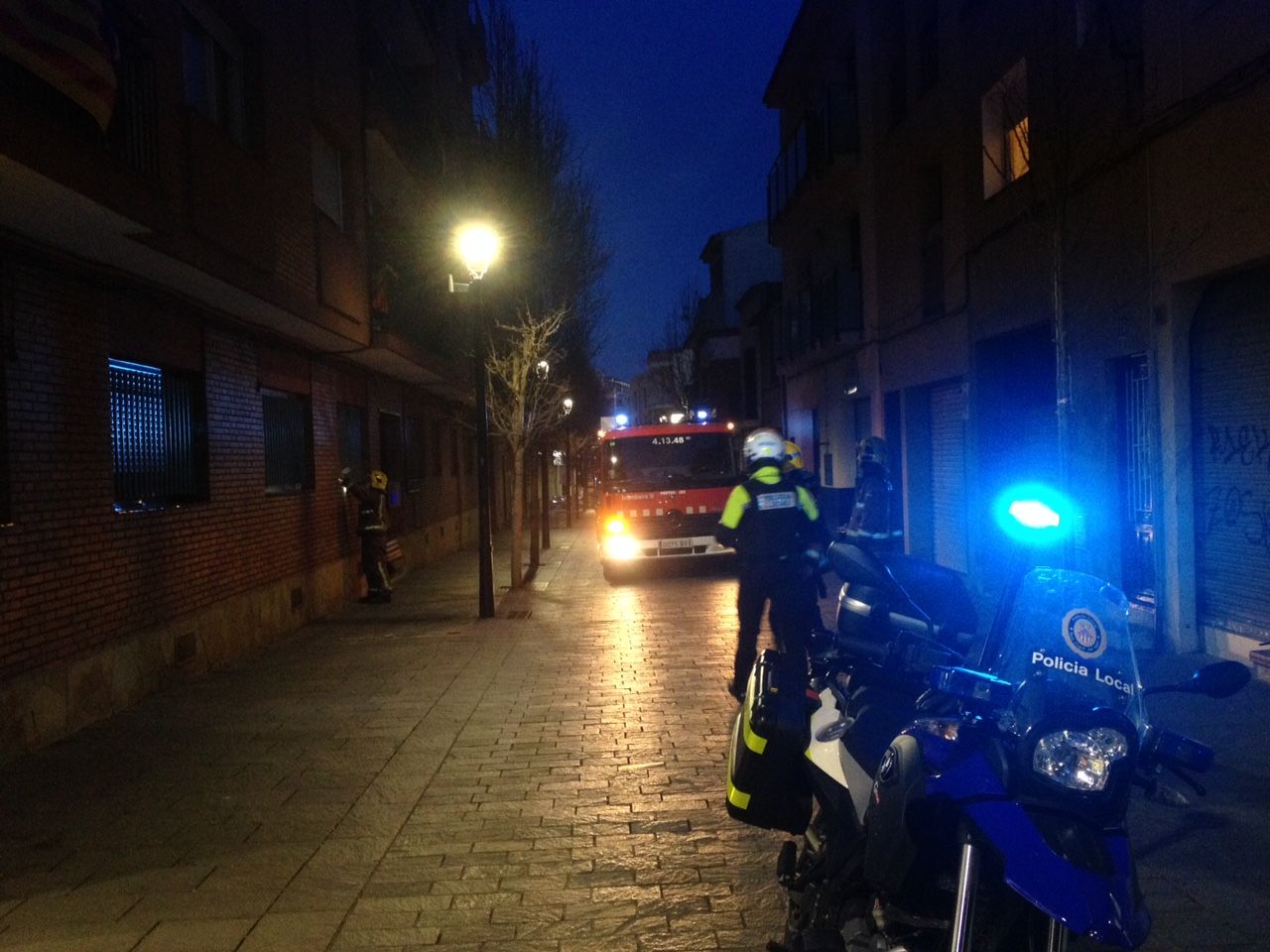 Bombers i Policia Local s'han desplaçat fins al carrer de Sant Bonaventura FOTO: Lali Puig