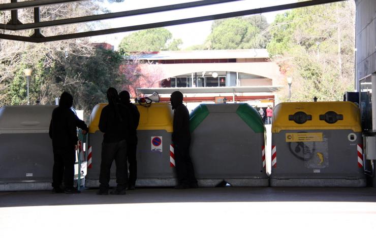 imatge general d una barricada feta amb contenidors i estudiants encaputxats a l acces als fgc a la 542298